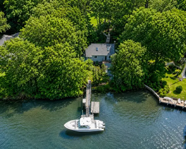 29 Childs River Rd, Falmouth, MA 02536