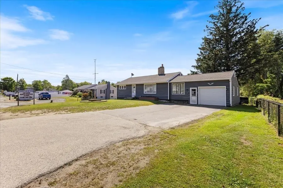57 Elm St, Salisbury, MA 01952 - #3