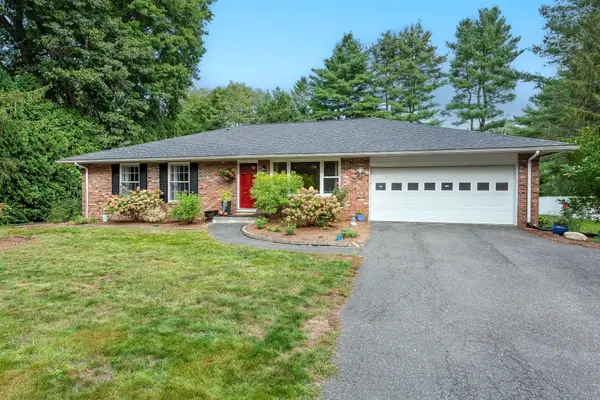 69 Grantwood Dr, Amherst, MA 01002