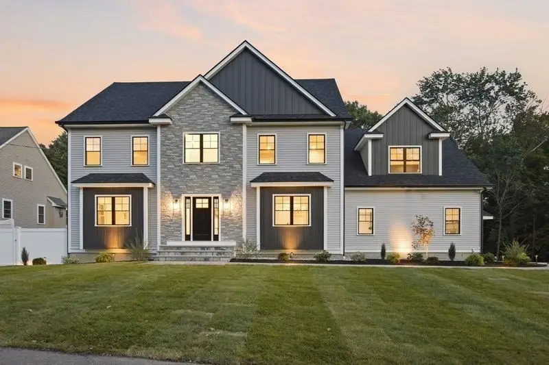 11 Lexington St, Burlington, MA 01803 - #1