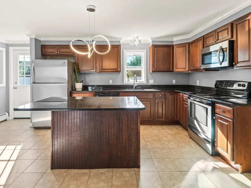 23 Snell St, Sturbridge, MA 01518 - #1