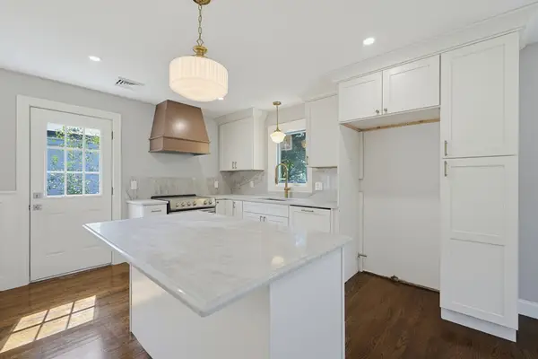 7 Hamilton St, Framingham, MA 01701