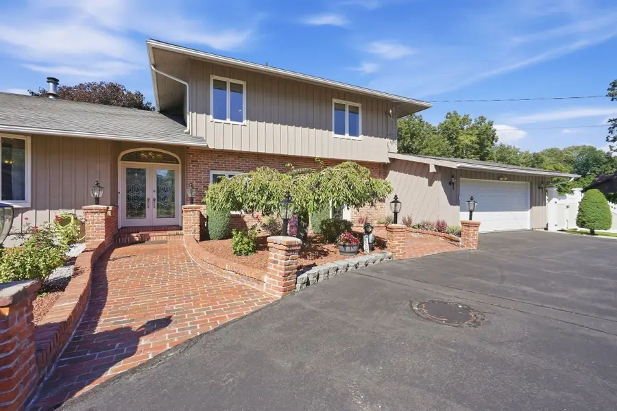 105 Higher Brook Dr, Ludlow, MA 01056 - #2