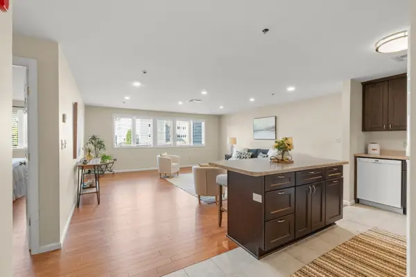 38 Dunham Rd #204, Beverly, MA 01915