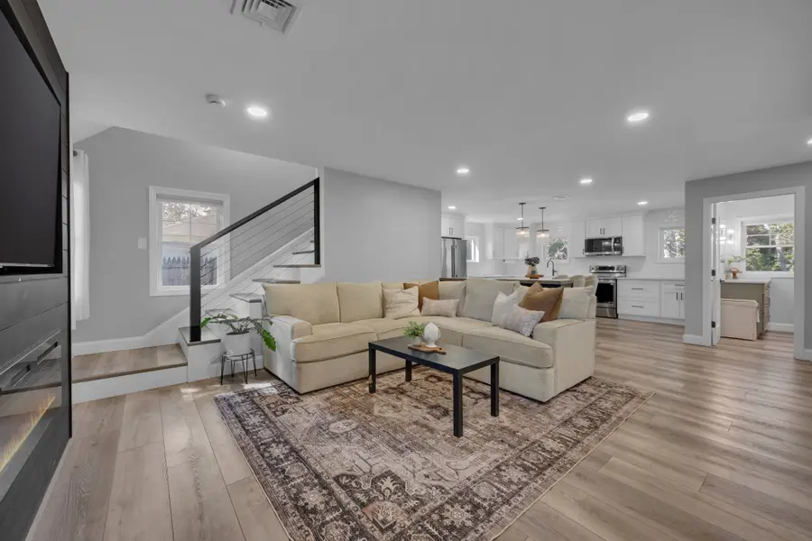 312 Pleasant St, Leicester, MA 01524 - #3