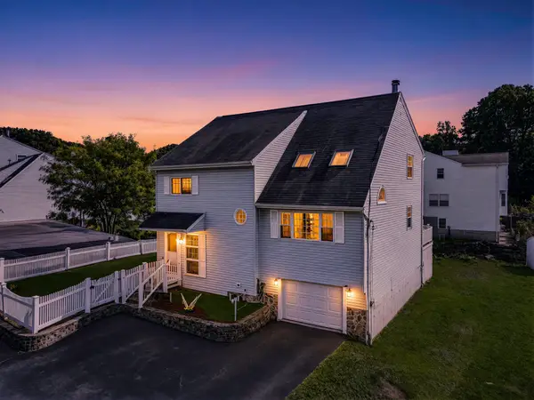 102 Sunderland Rd, Worcester, MA 01604