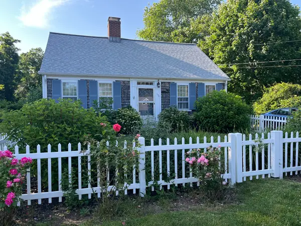 170 Lakeview Ave, Falmouth, MA 02540