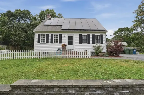 19 Louise Ln, Falmouth, MA 02540