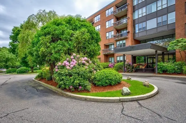 210 Nahanton St #422, Newton, MA 02459