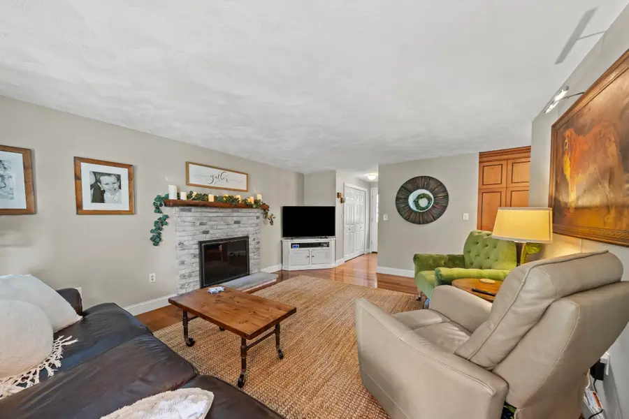 26 Elizabeth Street, Amesbury, MA 01913 - #3