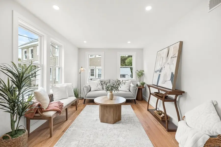 11 Hovey St, Woburn, MA 01801 - #3