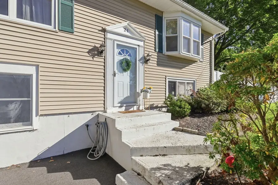21 Circuit Ave, Ludlow, MA 01056 - #3