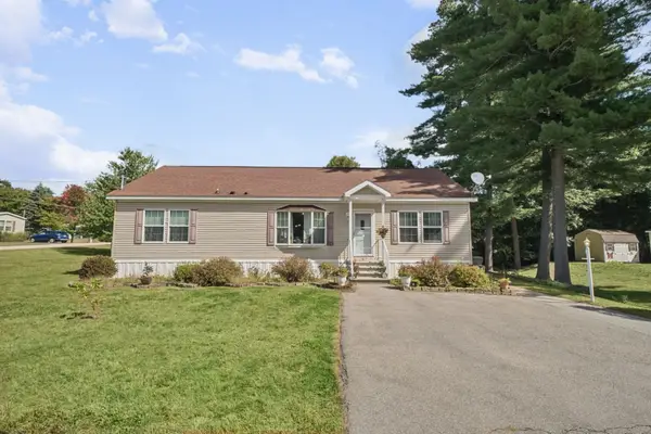 2 Hawthorne Ln, Nashua, NH 03062