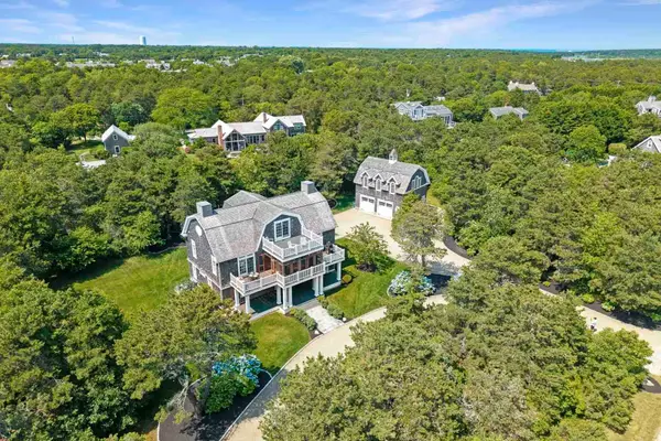 8 Beach Plum Mdws, Edgartown, MA 02539