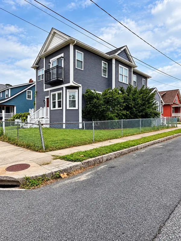996 Walnut St, Fall River, MA 02720