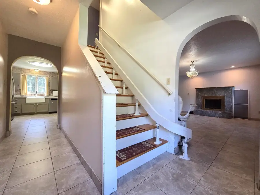 4 Joseph St, Dudley, MA 01571 - #2