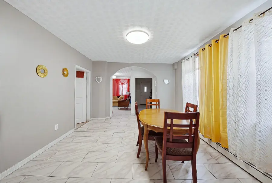8 Cady St, Lowell, MA 01852 - #3