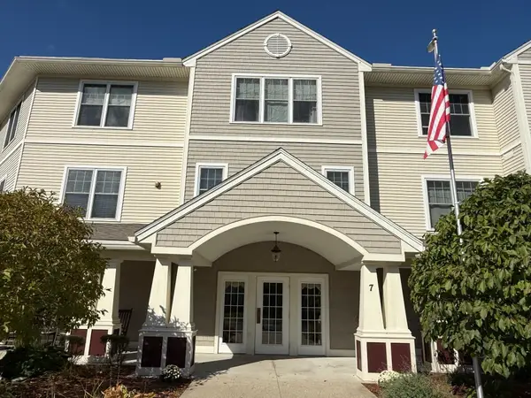 7 Crescent Gate #313, Sturbridge, MA 01518