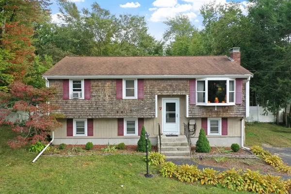 7 N Lakeview Rd, Norton, MA 02766