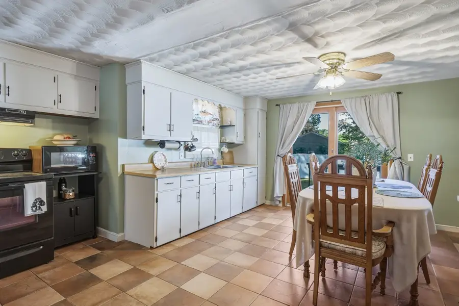 49 Crest St, Ludlow, MA 01056 - #3