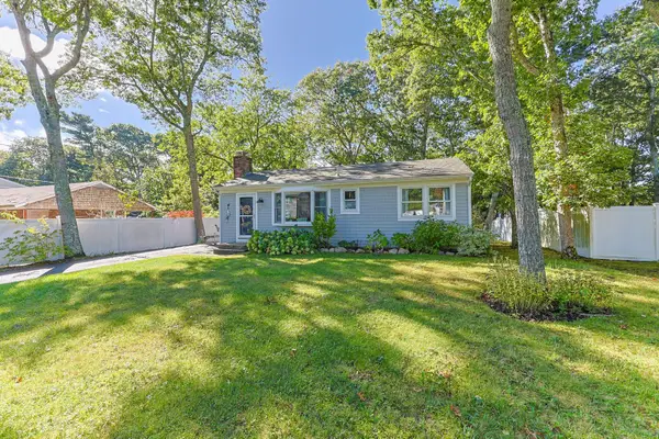 9 Winchester Dr, Falmouth, MA 02536
