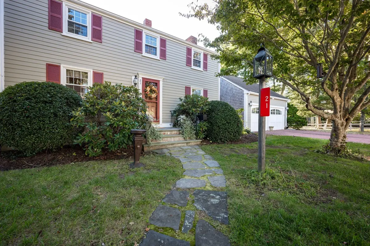 21 Thatcher St, Dartmouth, MA 02748 - #1