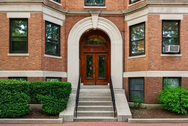 31 Linnaean St #2, Cambridge, MA 02138