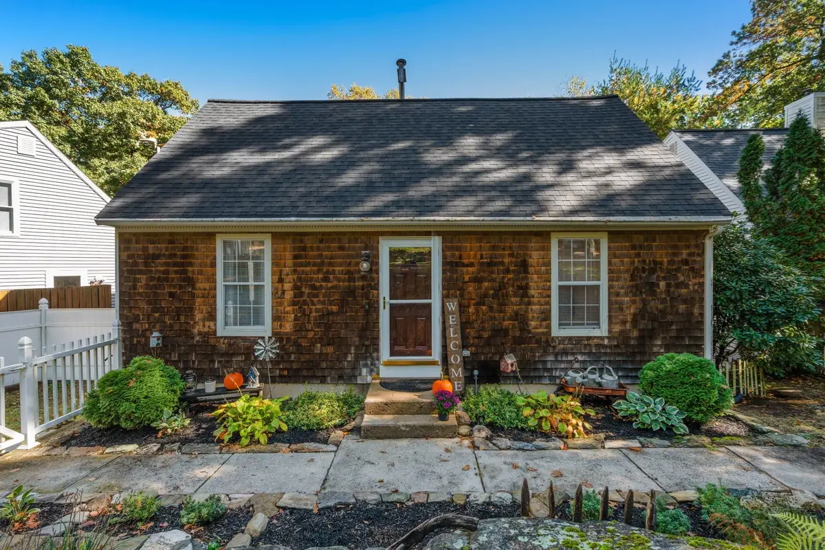 4 Williamsburg Dr, Uxbridge, MA 01569 - #1