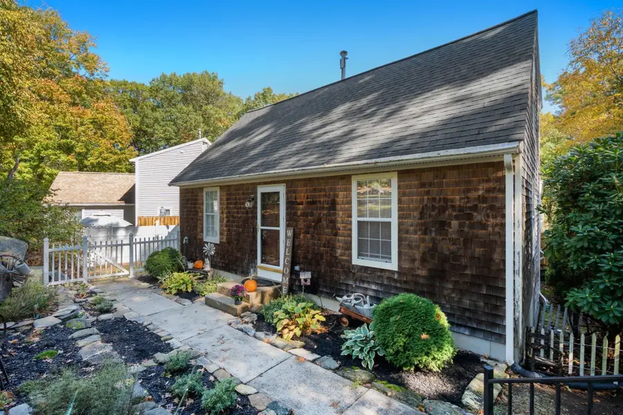 4 Williamsburg Dr, Uxbridge, MA 01569 - #2