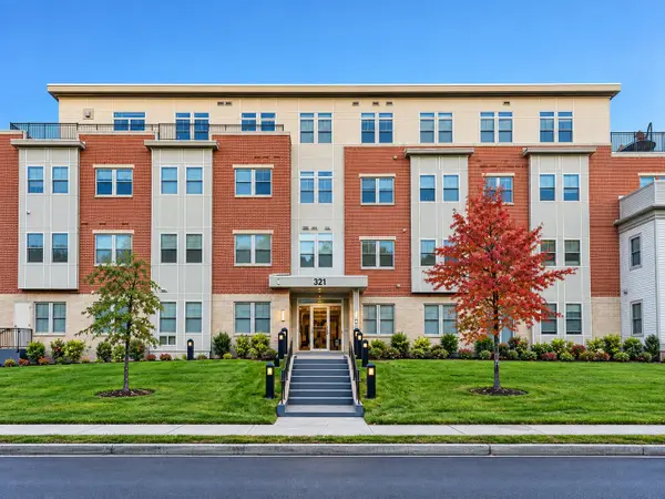 321 Hammond Pond Pkwy #103, Brookline, MA 02467