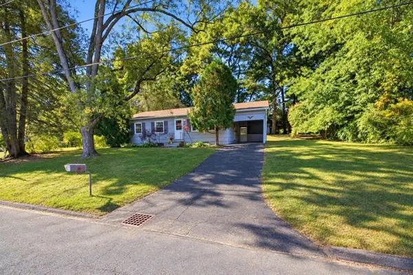20 Deerfield Dr, Northampton, MA 01062