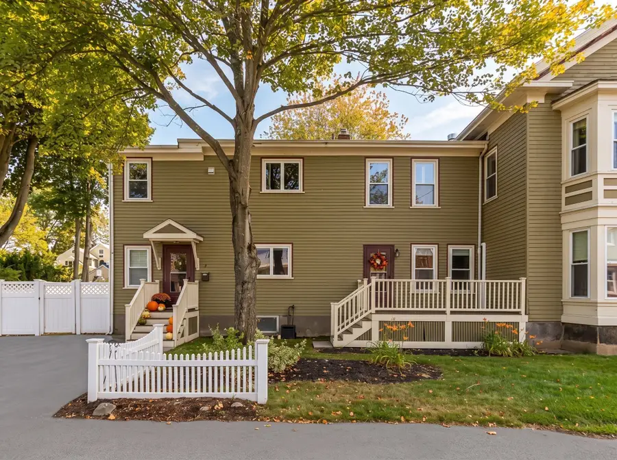 33 Vine St #2, Melrose, MA 02176 - #3