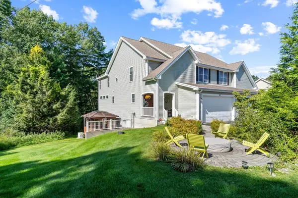10 Blossom Ln #10, Stratham, NH 03885