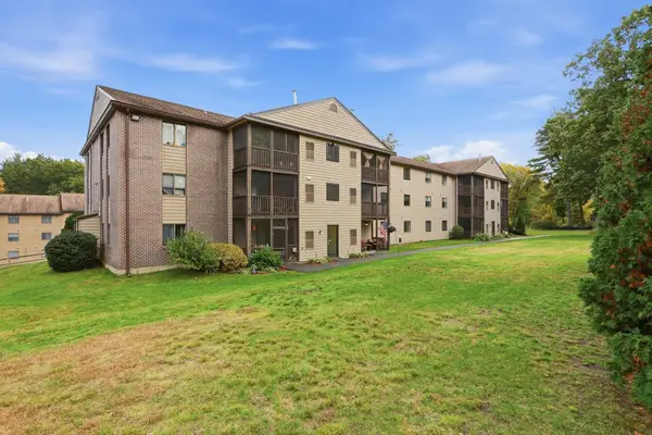 10 Village Ln #15, Tyngsborough, MA 01879