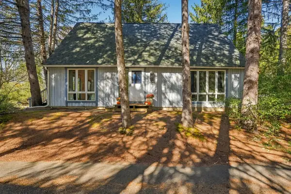 35 The Hollow, Amherst, MA 01002
