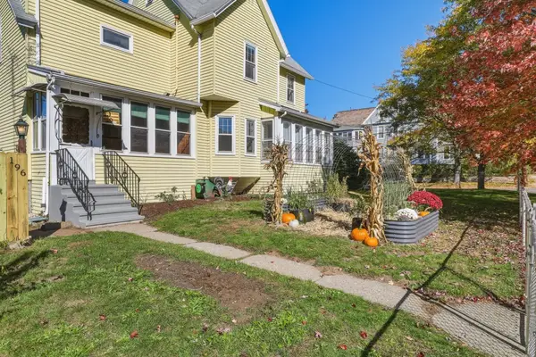 196 Sargeant St, Holyoke, MA 01040
