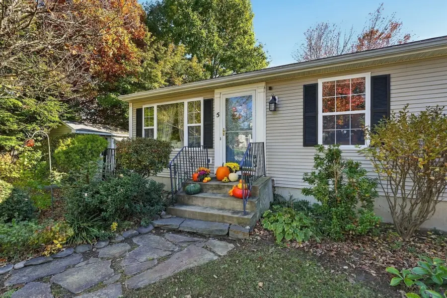 5 Maxine Cir, Easthampton, MA 01027 - #2