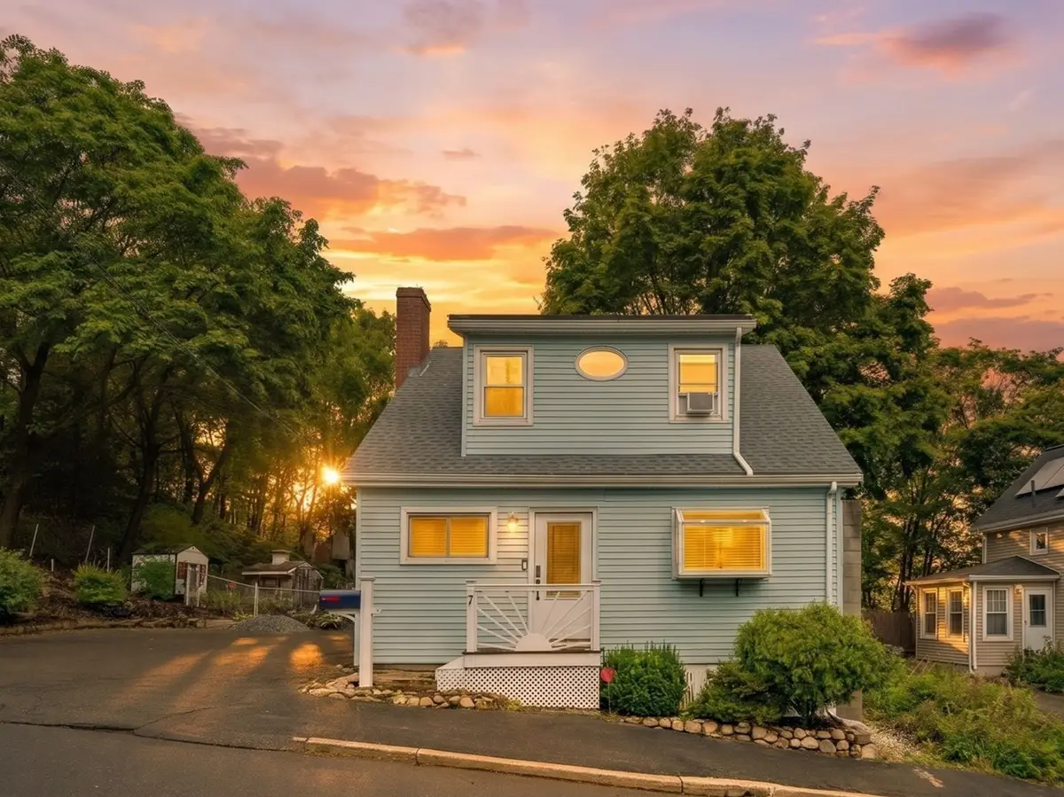 7 Lawndale Ave, Saugus, MA 01906 - #1