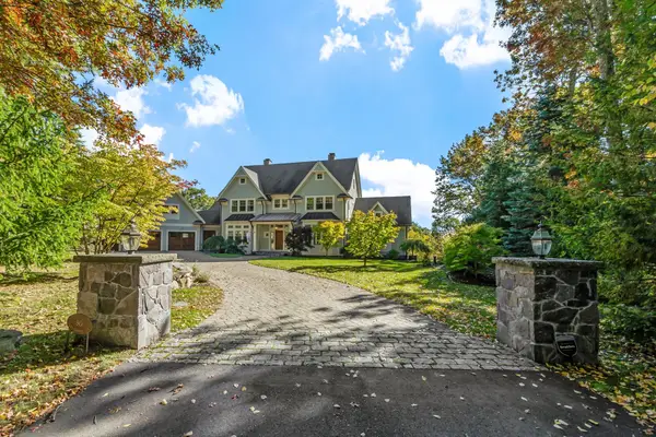 90 Applegrove Ln, Carlisle, MA 01741