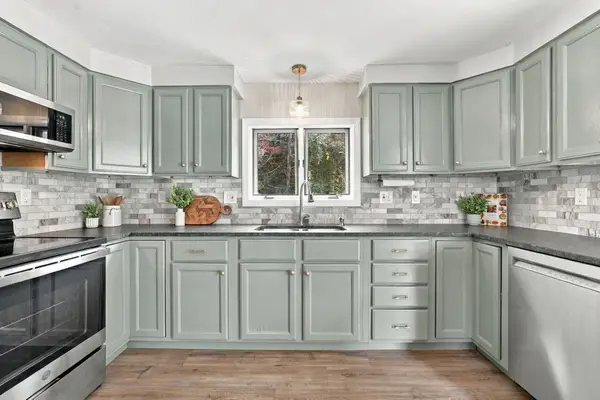 43 Oliver St, Easthampton, MA 01027