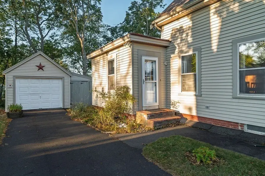 49 Grove St, Rockland, MA 02370 - #3