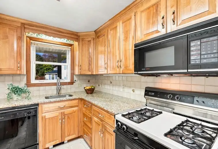 23 Gertrude St, Uxbridge, MA 01569 - #3