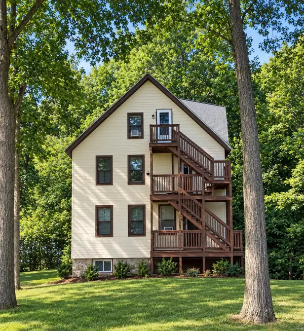 2 Meadow St, Holyoke, MA 01040