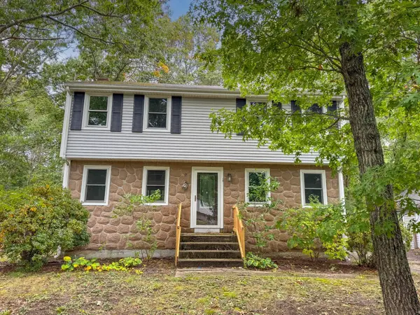 19 Montgomery Dr, Plymouth, MA 02360