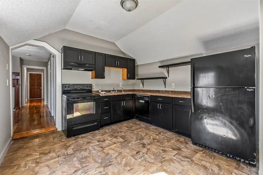 16 Walnut St, Taunton, MA 02780 - #3