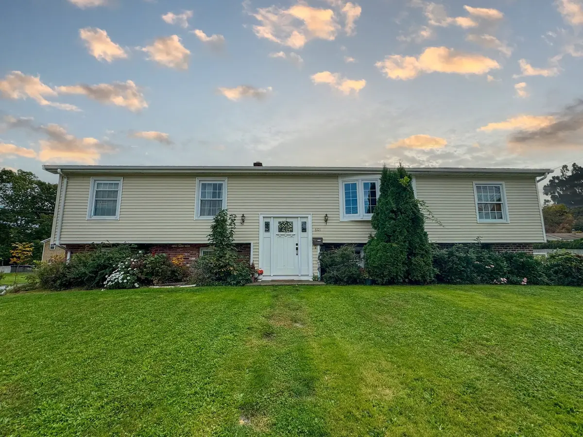 601 Wood St, Somerset, MA 02726 - #1