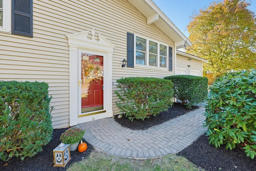 16 Meryl St, Medway, MA 02053 - #3