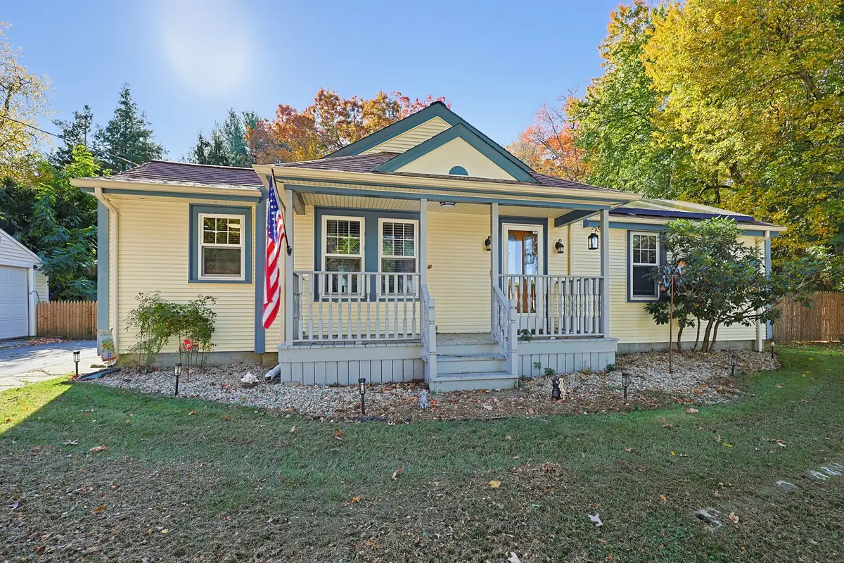11 Lawton St, Acushnet, MA 02743 - #1
