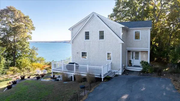 25 King Phillip Rd, Plymouth, MA 02360