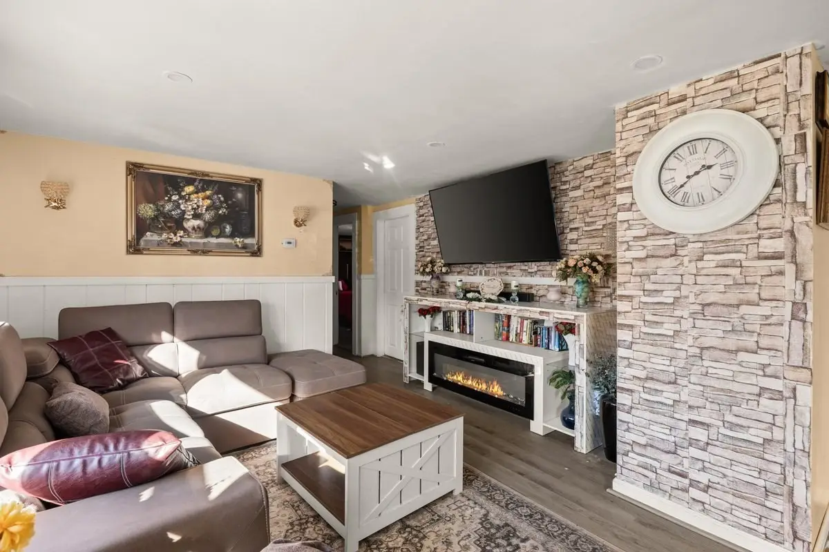 27 Woodbine St, Brockton, MA 02301 - #1